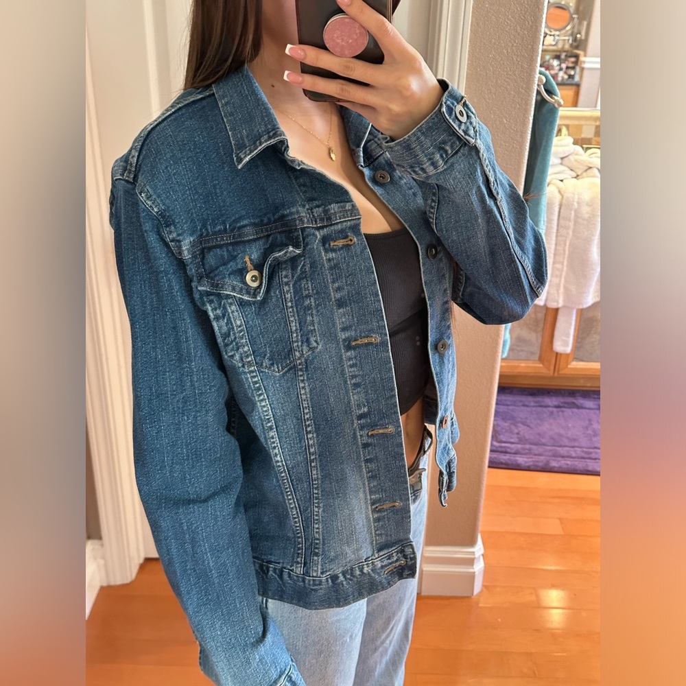 Super cute and comfy relaxed fit denim jacket. comfy denim and it’s not stiff.